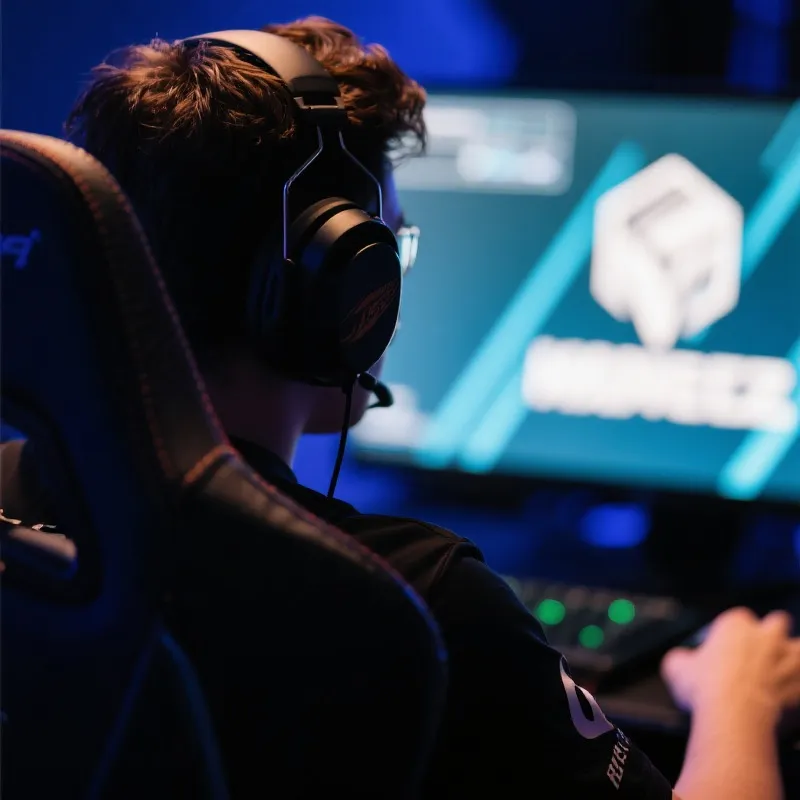 电竞选手专注比赛